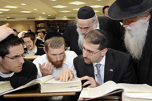 Visits_the_Mir_Yeshiva,_Bedomaich_Chayi_and_Dor_Yeshorim_No.104_(6673330489)